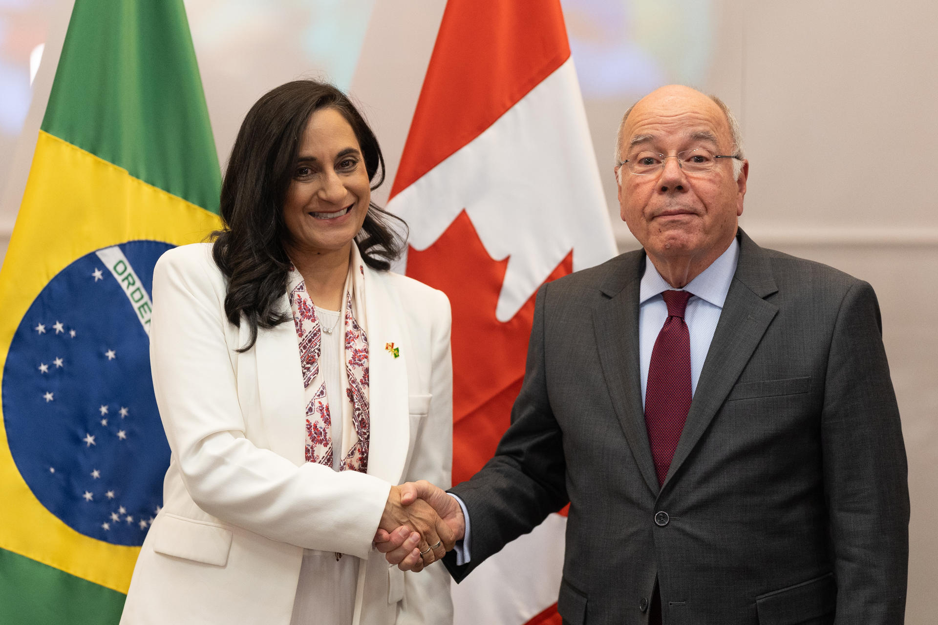 El ministro de Relaciones Exteriores de Brasil, Mauro Vieira, posa junto a su homóloga de Canadá, Anita Anand, durante una reunión en São Paulo (Brasil). EFE/Isaac Fontana