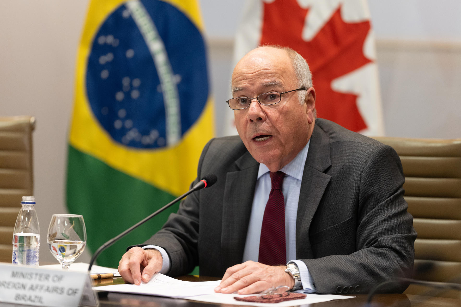 El ministro de Relaciones Exteriores de Brasil, Mauro Vieira, habla durante una reunión con su homóloga de Canadá, Anita Anand, en São Paulo (Brasil). EFE/Isaac Fontana