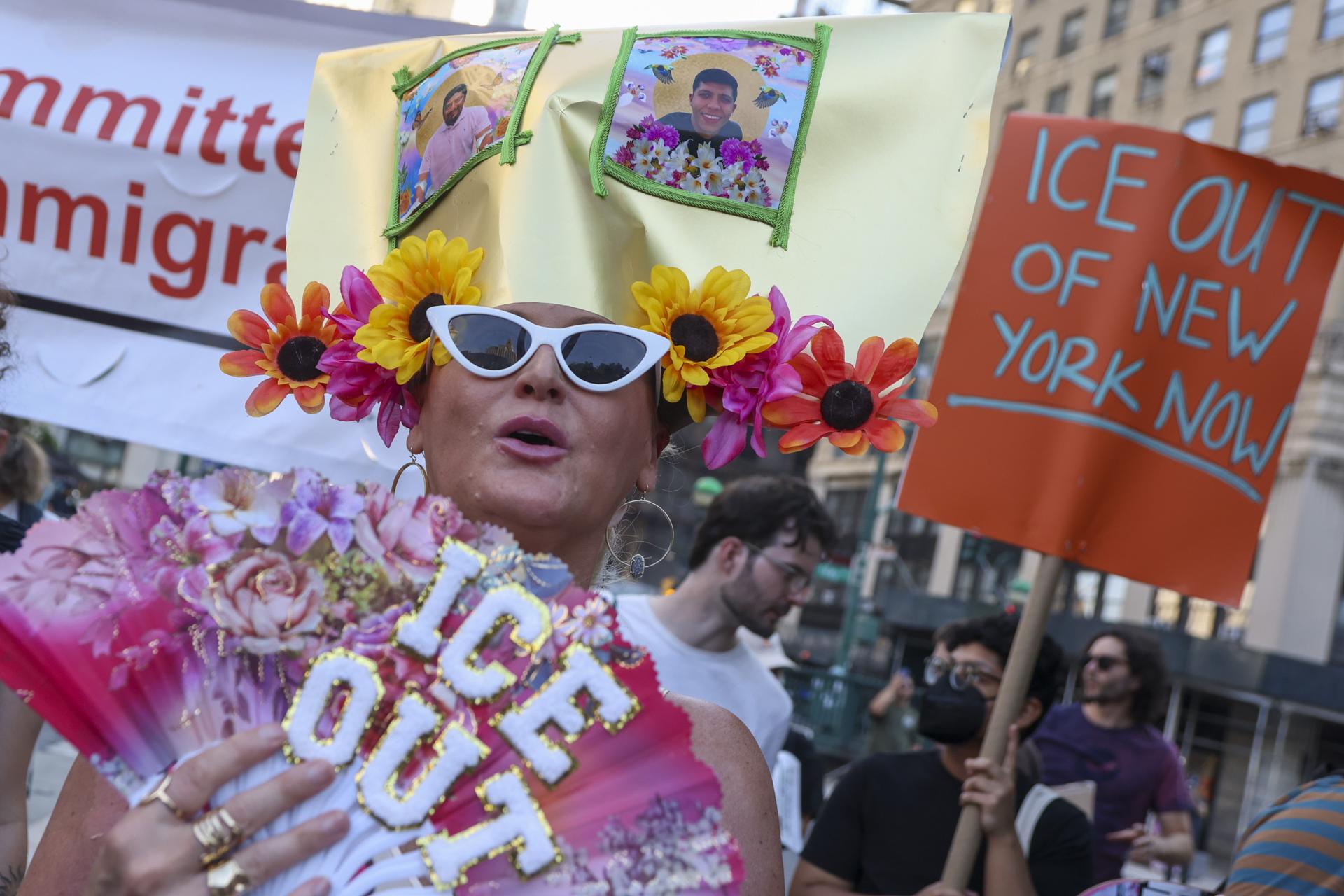 Personas participan en la protesta "ICE Out: Justicia para Lorenzo y Joan" en Foley Square, Nueva York, EE. UU., el 14 de julio de 2026. EFE/SARAH YENESEL