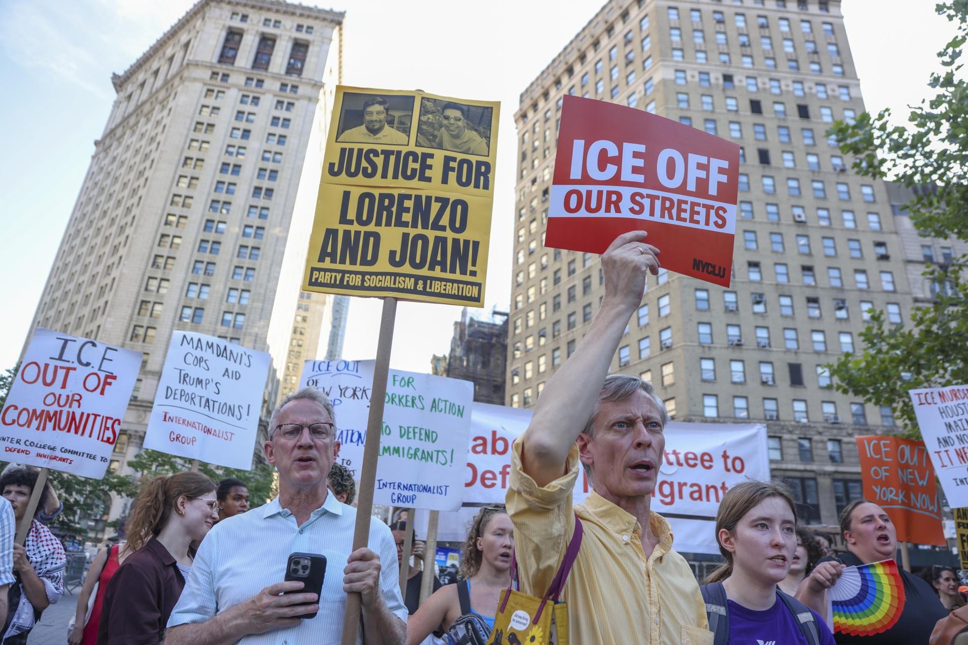 Personas participan en la protesta "ICE Out: Justicia para Lorenzo y Joan" en Foley Square, Nueva York, EE. UU., el 14 de julio de 2026. EFE/SARAH YENESEL