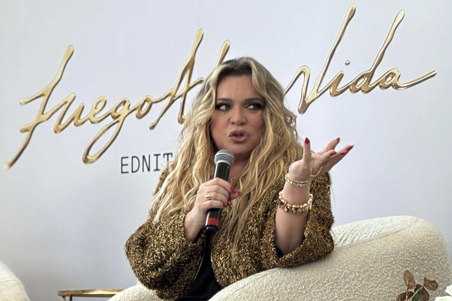 La cantante puertorriqueña Ednita Nazario habla durante la presentación de su nuevo álbum 'FuegoAlmaVida' este martes, en San Juan (Puerto Rico). EFE/ Esther Alaejos
