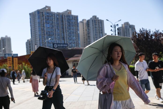 BEIJING (China), 15/07/2026.- Varias personas caminan por el distrito central de negocios (CBD) de Pekín
EFE/EPA/WU HAO
