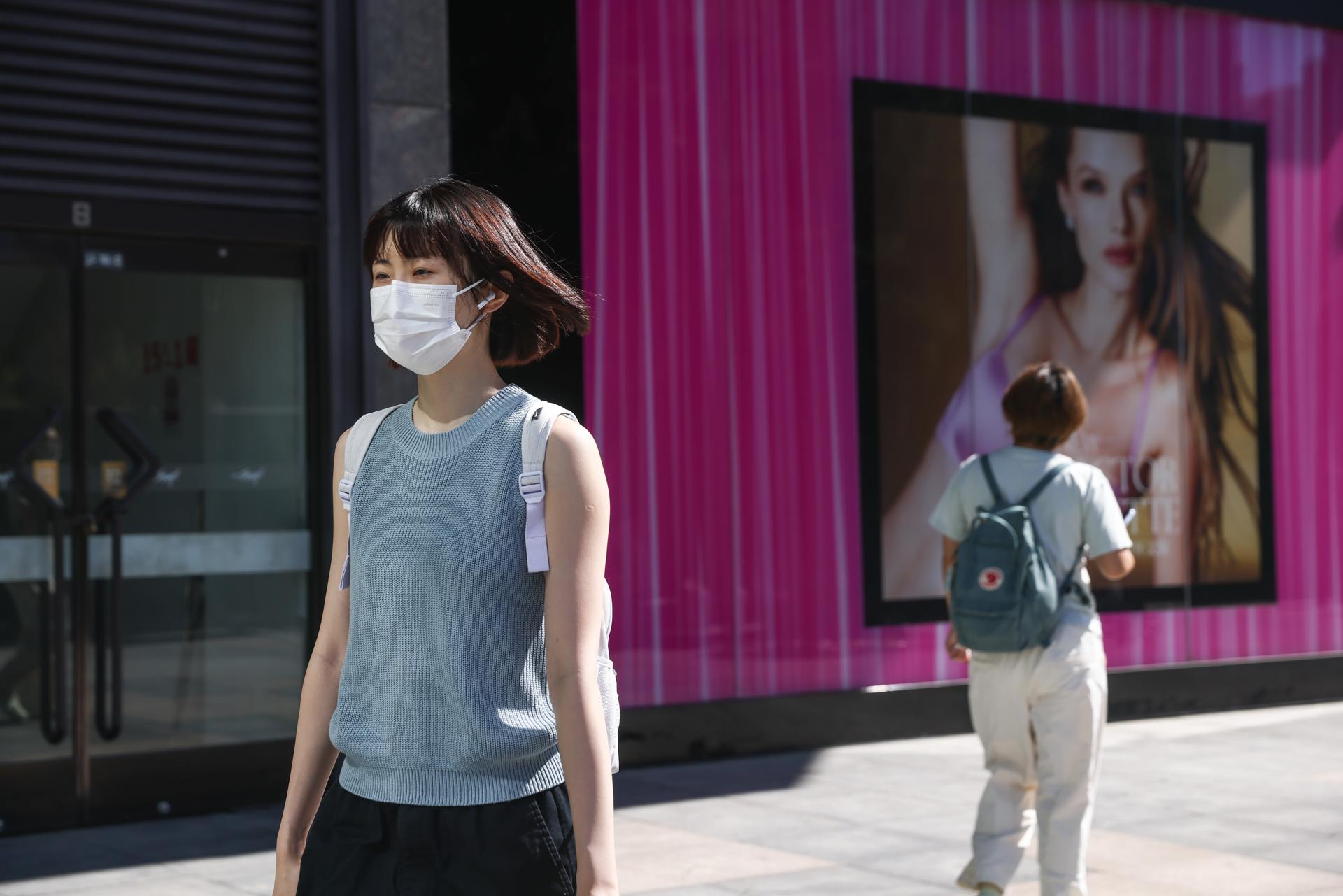 BEIJING (China), 15/07/2026.- Varias personas caminan por el distrito central de negocios (CBD) de Pekín. 
EFE/EPA/WU HAO
