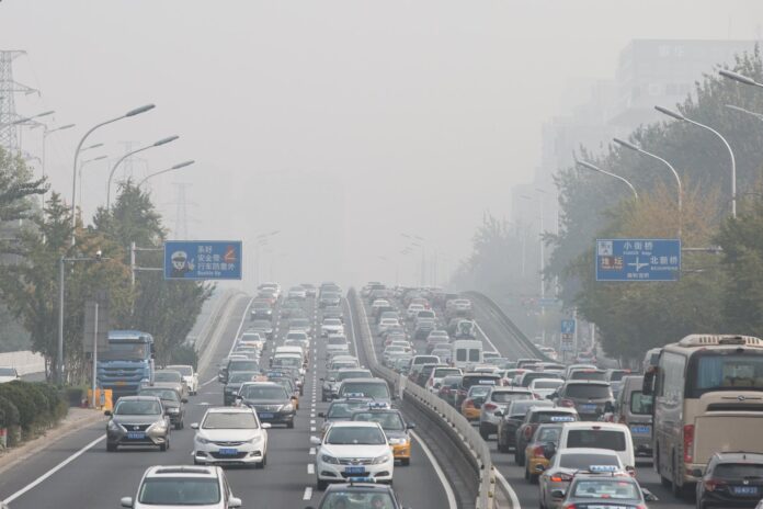 Los coches se amontonan en un atasco bajo una nube de polución en Pekín (China), en una imagen de archivo. EFE/ Roman Pilipey
