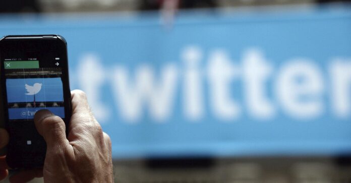 Imagen de archivo con el logo de Twitter al fondo. EFE/Andrew Gombert
