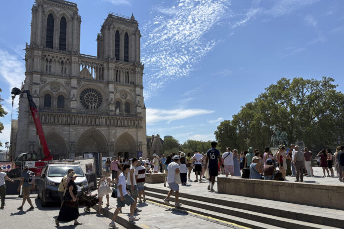En la imagen, plaza de acceso a Notre-Dame, llena de turistas pese a las elevadas temperaturas. EFE/Pol Lloberas Cardona
