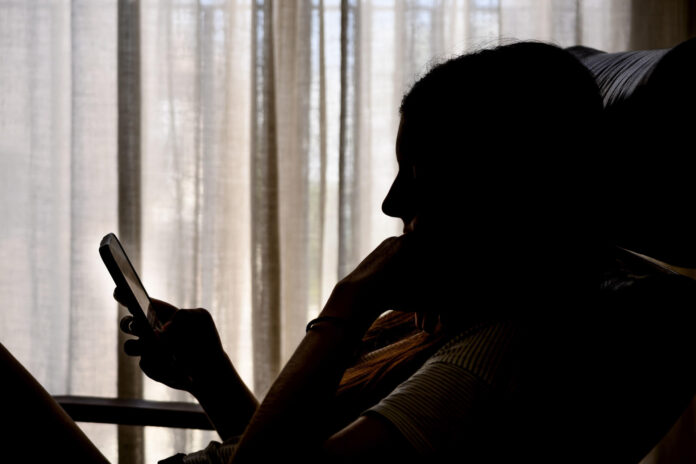 Una adolescente consulta una red social en su móvil, en una fotografía de archivo. EFE/ Raúl Caro
