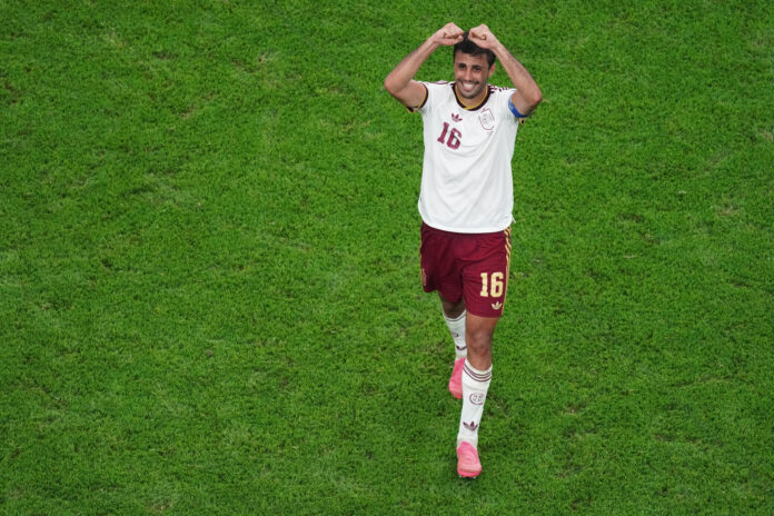 El jugador español Rodri celebra el triunfo en el partido de semifinales del Mundial de la FIFA 2026 entre Francia y España en el estadio AT&T en Arlington (Estados Unidos). EFE/Kenneth Fernandez
