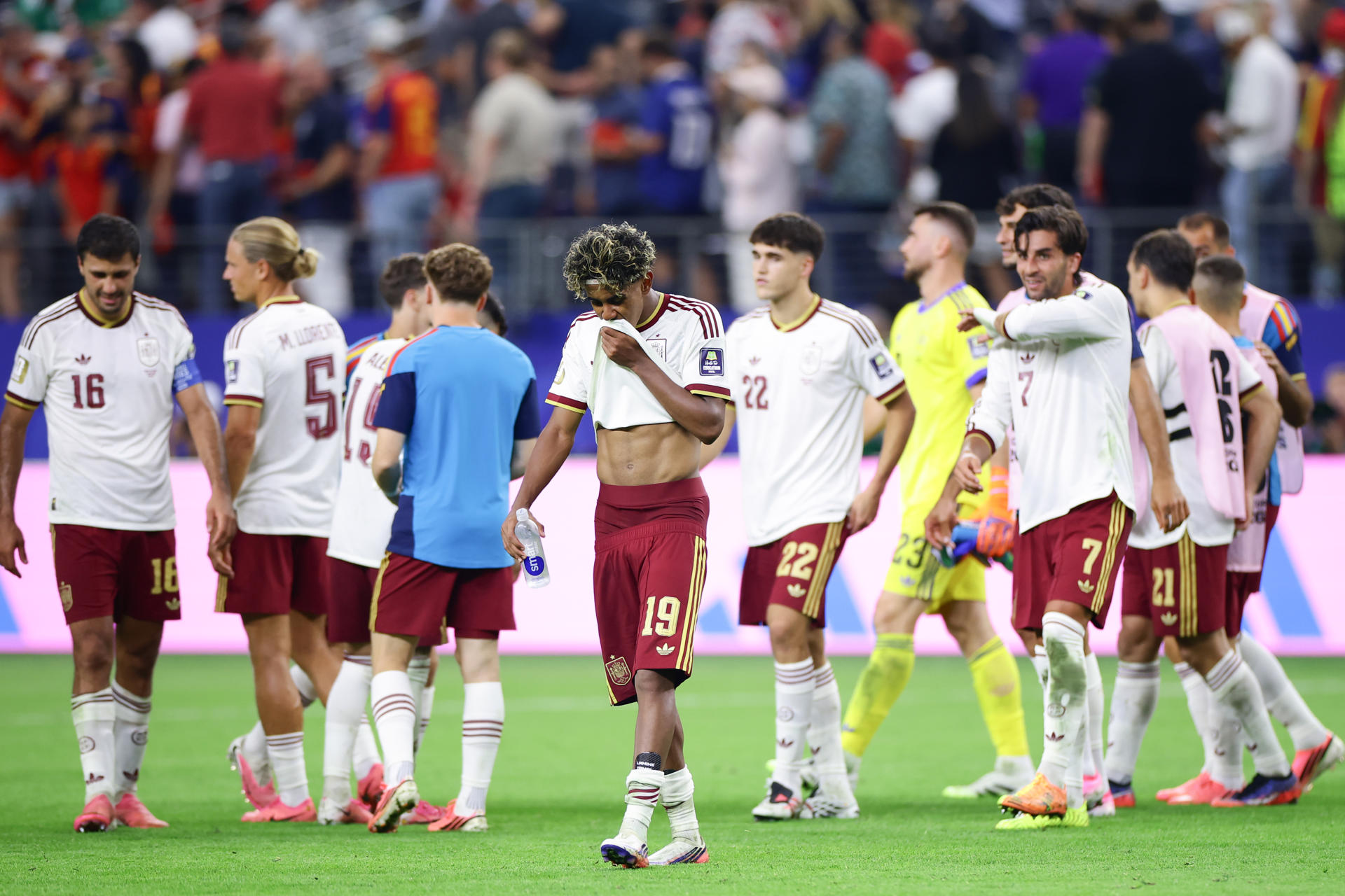 Los jugadores de España tras ganar el partido de semifinales del Mundial de la FIFA 2026 entre Francia y España en el estadio AT&T en Arlington (Estados Unidos). EFE/ Carlos Ramírez
