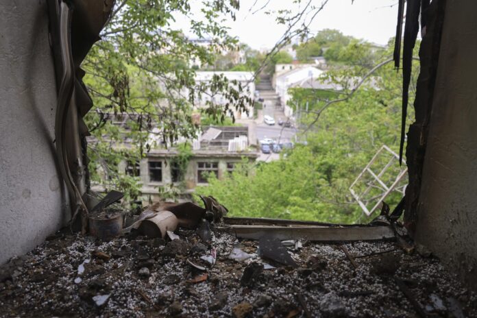 Imagen de archivo de los daños provocados por un ataque ruso en una zona residencial de Odesa, Ucrania. EFE/EPA/IGOR MASLOV
