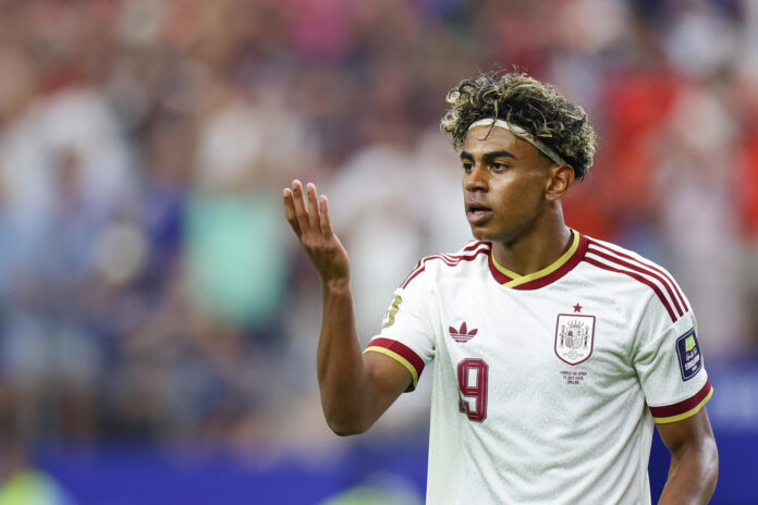 El jugador español Lamine Yamal celebra el gol de Pedro Porro en el partido de semifinales del Mundial de la FIFA 2026 entre Francia y España en el estadio AT&T en Arlington (Estados Unidos). EFE/ Carlos Ramírez
