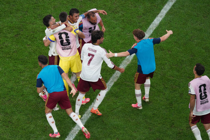 Los jugadores de España celebran el triunfo en el partido de semifinales del Mundial de la FIFA 2026 entre Francia y España en el estadio AT&T en Arlington (Estados Unidos). EFE/Kenneth Fernandez
