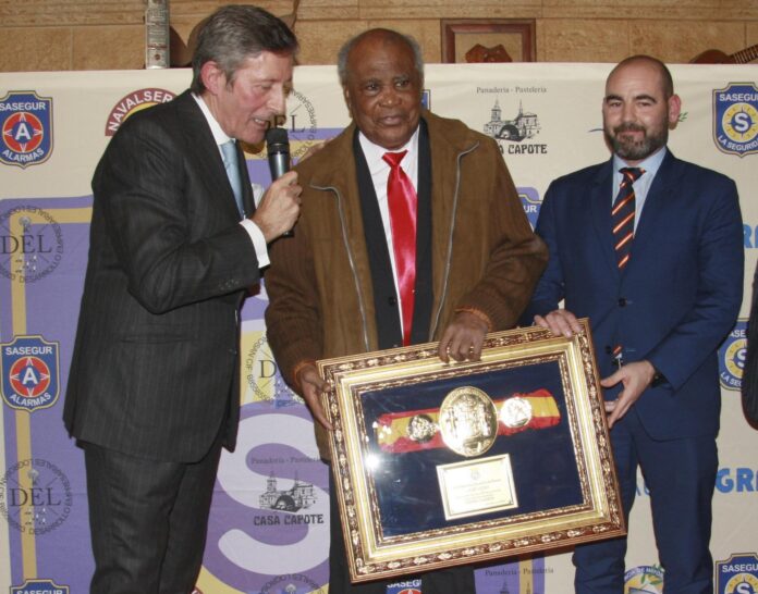 Fotografía de archivo del 07/02/2020 del legendario boxeador español de origen cubano José Legrá, que falleció en Madrid a los 90 años de edad durante la madrugada de este miércoles, según confirmaron a EFE fuentes de la Real Federación Española de Boxeo (RFEB). El púgil hispanocubano fue una de las figuras más populares del boxeo español tras ganar dos veces el campeonato del mundo del peso pluma (1968 y 1972) y siete veces el de Europa. Estaba en posesión de la medalla de plata de la Real Orden del Mérito Deportivo desde 2003.-EFE/ Carlos Mateos
