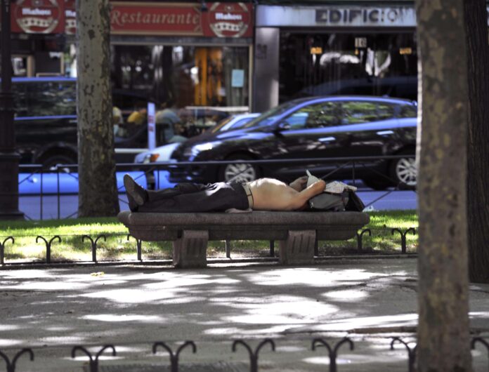 Fotografía de archivo de un hombre durmiendo al aire libre. EFE/Luca Piergiovanni/pm
