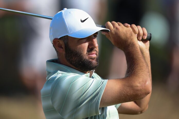 El golfista estadounidense Scottie Scheffler en el putting green durante el día de práctica en el Abierto Británico en Royal Birkdale en Southport, Gran Bretaña. EFE/EPA/ADAM VAUGHAN
