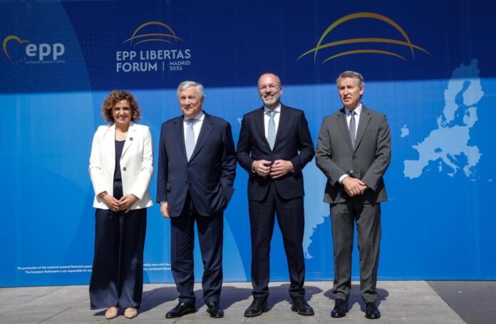 Representantes del espectro político del centro-derecha de Europa e Iberoamérica se citaron este miércoles en Madrid para fortalecer su relación estratégica en medio de la incertidumbre geopolítica por el giro proteccionista de Estados Unidos, la inestabilidad en Oriente Medio, la guerra en Ucrania y la coerción económica de China. EFE/EPA/GIUSEPPE LAMI
