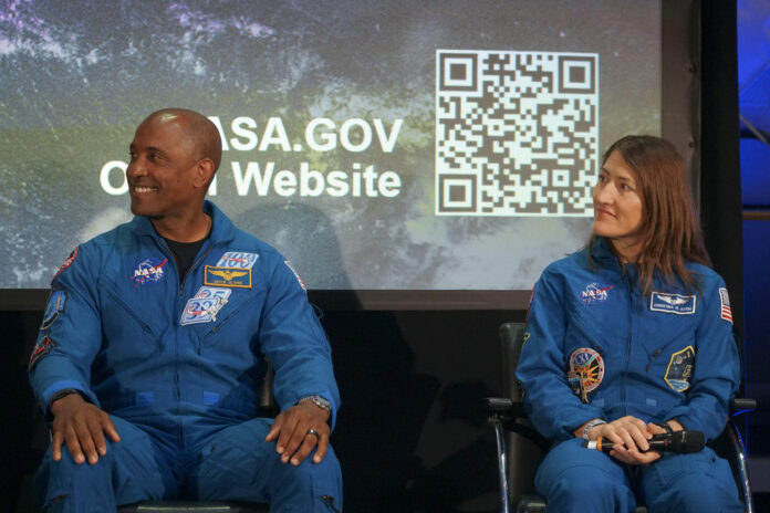 El piloto de Artemis II, Victor Glover, junto la astronauta estadounidense Christima Koch  durante su visita a Países Bajos. Christina Koch, primera mujer en viajar alrededor de la Luna, aseguró a EFE que espera que 