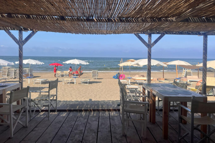 ROMA, 15/07/2026.- Italia está bordeada por las idílicas aguas del Mediterráneo pero disfrutar de sus playas muchas veces tiene un precio: una gran parte son monetizadas por empresarios. Ahora, el Gobierno intenta poner orden tras años de irregularidades mientras persiste el debate sobre el 'derecho' a un litoral más 'libre'. En la imagen, algunos establecimientos ‘de pago’ que ocupan parte importante del litoral de Roma. EFE/ Gonzalo Sánchez.
