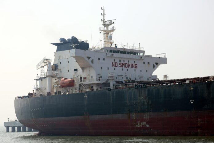 MUMBAI (India), 12/03/2026.- El petrolero de bandera liberiana Shenlong, que transportaba crudo desde Arabia Saudita a India a través del Estrecho de Ormuz, llega al Puerto de Mumbai en la ciudad de Mumbai, India, el 12 de marzo de 2026. Irán ha permitido el paso de petroleros indios a través del Estrecho de Ormuz tras las conversaciones diplomáticas entre el ministro de Asuntos Exteriores de India, S. Jaishankar, y su homólogo iraní, Abbas Araghchi. (Arabia Saudí) EFE/EPA/DIVYAKANT SOLANKI
