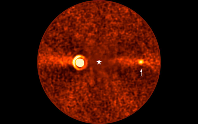 Fotografía de 'Beta Pictoris d', obtenida con el Very Large Telescope (VLT) de ESO, en la que se indica con una flecha el exoplaneta descubierto. Un grupo de astrónomos descubrió un exoplaneta, bautizado 