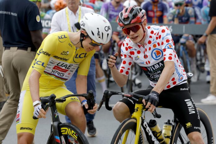 El ciclista esloveno Tadej Pogacar (i) del UAE Team Emirates XRG, maillot amarillo de líder de la general, y el ciclista danés Jonas Vingegaard (d) del Team Visma | Lease a Bike, maillot de lunares de mejor escalador, hablan entre sí antes de la etapa 11 del Tour de Francia, una ruta de 161,3 km entre Vichy y Nevers, Francia. EFE/EPA/GUILLAUME HORCAJUELO
