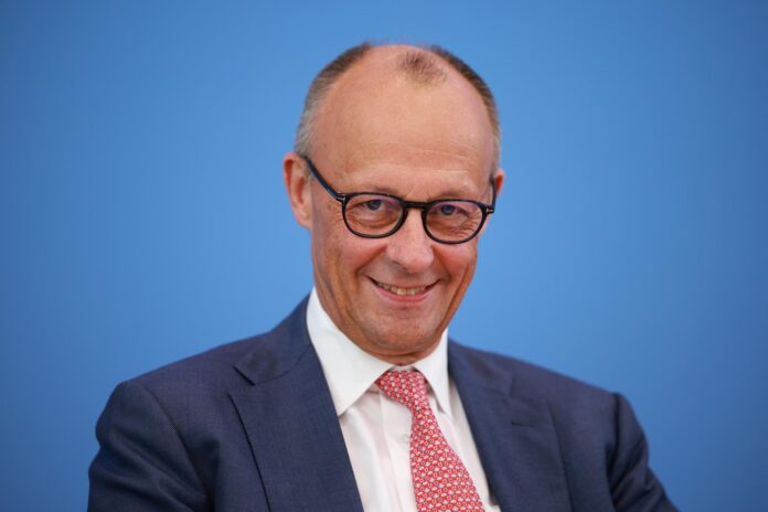 Berlín, 15 jul (EFE).- El canciller alemán, Friedrich Merz, dijo este miércoles que no es aceptable que países como China, que compiten económicamente con Europa, usen subvenciones para sus productos y disfruten de las ventajas que ofrece un valor de su moneda infravalorado. EFE/EPA/CLEMENS BILAN
