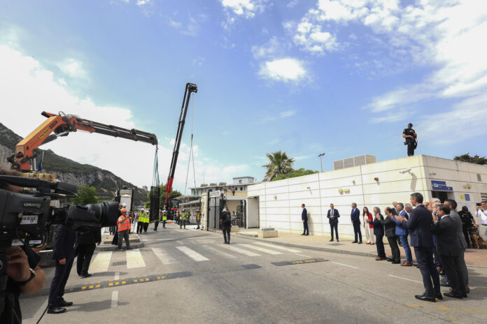 El presidente del Gobierno español, Pedro Sánchez, y otras autoridades presencian en La Línea de la Concepción (España) la demolición de la verja fronteriza con Gibraltar este miércoles EFE/ A. Carrasco Ragel
