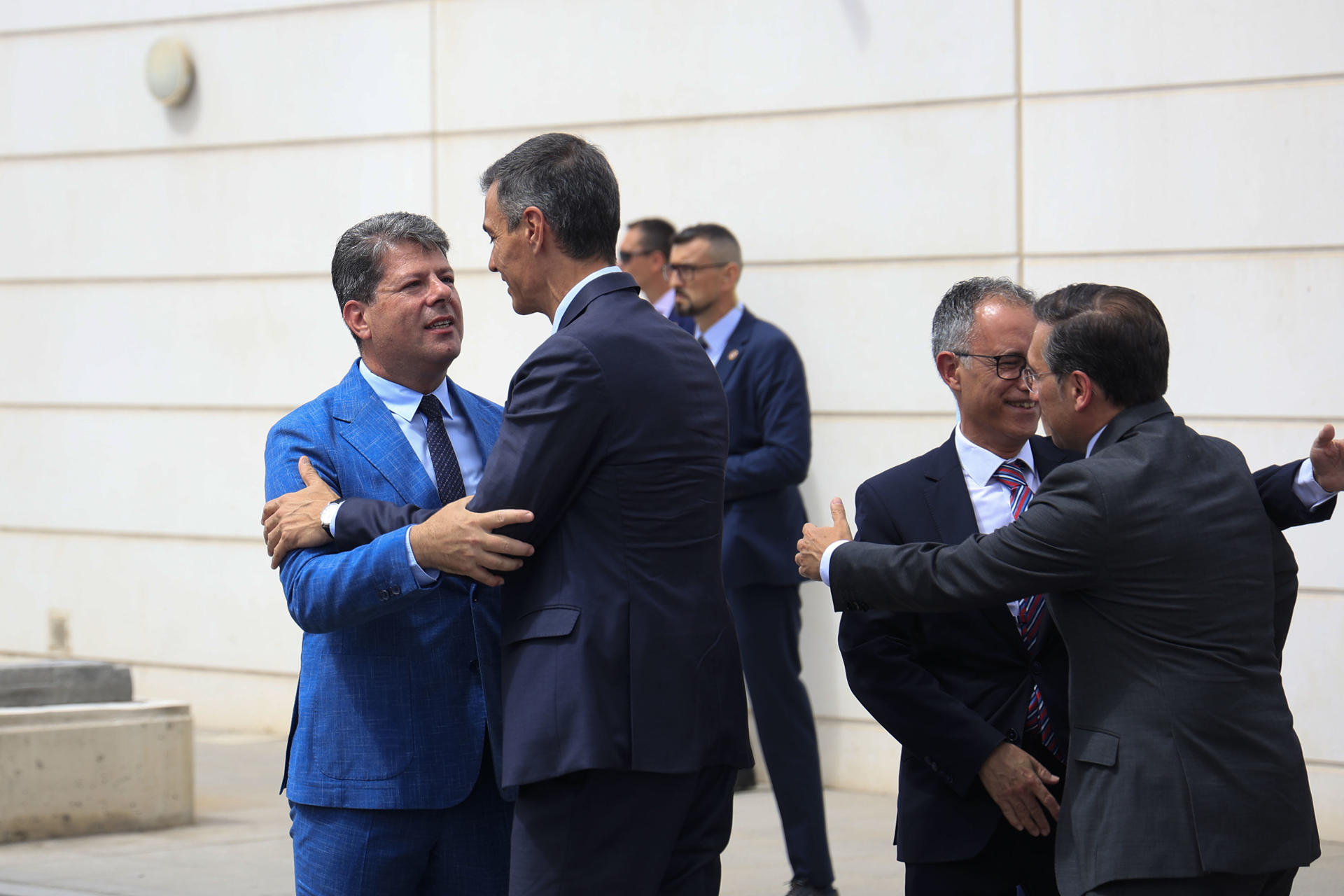 El presidente del  Gobierno español, Pedro Sánchez (2i), se saluda con el ministro principal de Gibraltar, Fabián Picardo, este miércoles en Línea de la Concepción (España) EFE/ A. Carrasco Ragel
