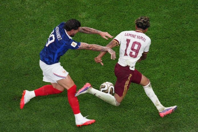 El defensa Theo Hernandez (I) trata de frenar a Lamine Yamal durante el final del partido de semifinales que jugaron Francia y España en Dallas, USA.6. EFE/ Kenneth Fernandez
