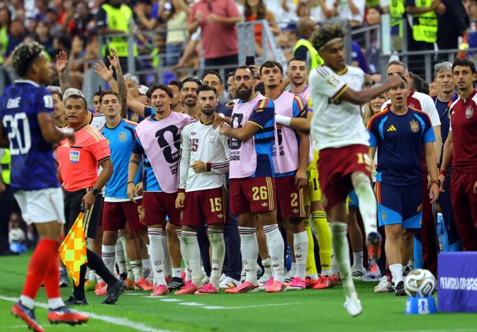 Los jugadores de España tras el final del partido de semifinales que jugaron Francia y España en Dallas, USA. EFE/EPA/CHRISTOPHER NEUNDORF
