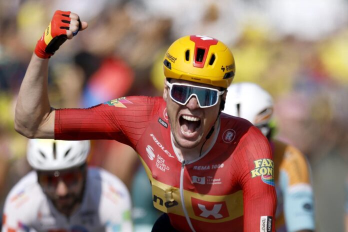 El noruego Soren Waerenskjold celebra la victoria tras la undécima etapa con final en Nevers, Francia.EFE/EPA/YOAN VALAT

