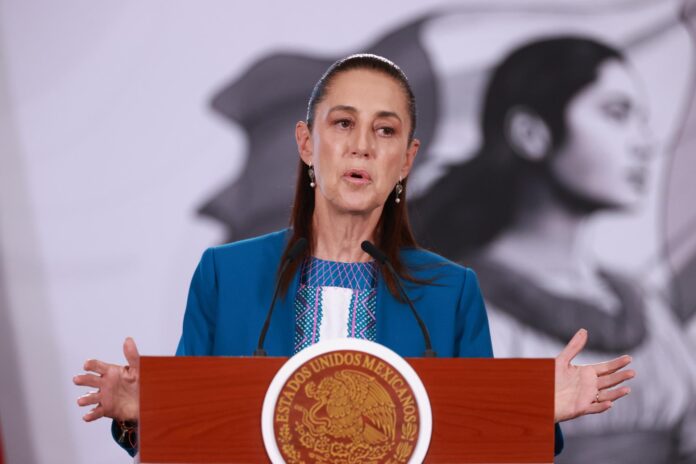 La presidenta de México, Claudia Sheinbaum, habla durante una rueda de prensa este miércoles, en el Palacio Nacional de Ciudad de México (México). EFE/ Mario Guzmán
