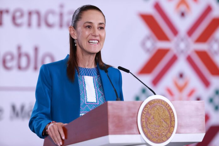 La presidenta de México, Claudia Sheinbaum, habla durante una rueda de prensa este miércoles, en el Palacio Nacional de Ciudad de México (México). EFE/ Mario Guzmán
