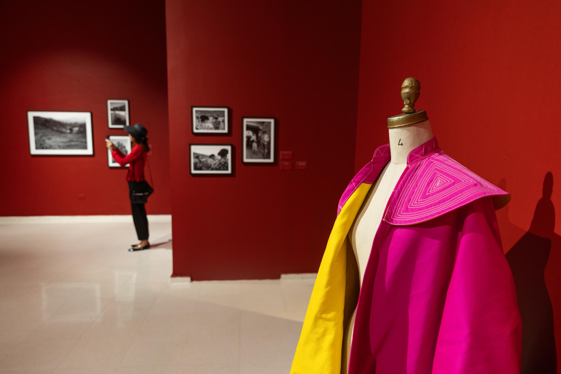 Fotografía del 4 de julio de 2026 que muestra a una persona observando la exposición 'Tauromaquias' en el Museo de Arte Moderno, en Santo Domingo (República Dominicana). La arena de las plazas de toros y el ambiente de las corridas se traslada a Santo Domingo con la exposición 'Tauromaquias', un recorrido fotográfico que documenta la pervivencia de esta tradición en algunos países de Latinoamérica, además de España, Francia y Portugal, de la mano de la artista dominicana Sofía Torres Prida. EFE/ Orlando Barría