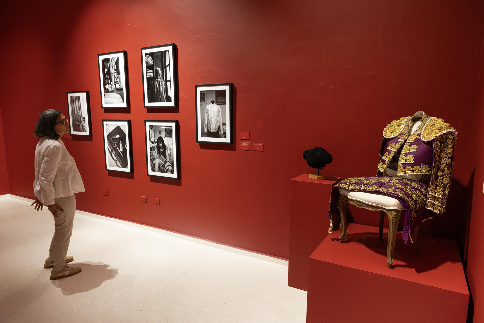 Fotografía del 4 de julio de 2026 que muestra a una persona observando la exposición 'Tauromaquias' en el Museo de Arte Moderno, en Santo Domingo (República Dominicana). La arena de las plazas de toros y el ambiente de las corridas se traslada a Santo Domingo con la exposición 'Tauromaquias', un recorrido fotográfico que documenta la pervivencia de esta tradición en algunos países de Latinoamérica, además de España, Francia y Portugal, de la mano de la artista dominicana Sofía Torres Prida. EFE/ Orlando Barría