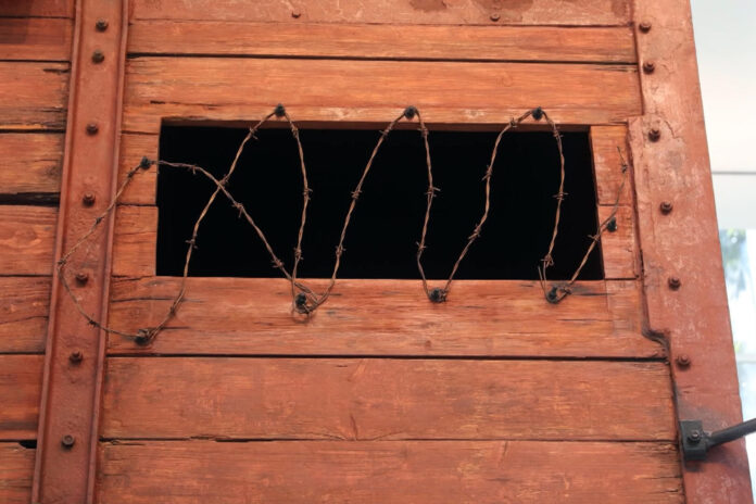 Fotografía que muestra una ventana de un vagón alemán de la época nazi en el centro de la nueva exhibición del Museo de la Libertad y los Derecho Humanos de Panamá, como un símbolo del dolor que causó el Holocausto en la historia de la humanidad este martes, en Ciudad de Panamá (Panamá). EFE/ Carlos Lemos
