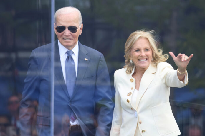 Fotografía de archivo del expresidente de Estados Unidos Joe Biden y su esposa Jill Biden, saludando durante la inauguración del Centro Presidencial Obama en Chicago (EE.UU.). EFE/ Octavio Guzmán
