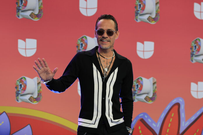 Fotografía de archivo del cantante Marc Anthony posando durante la alfombra azul de los Premios Juventud en Ciudad de Panamá (Panamá). EFE/ Bienvenido Velasco
