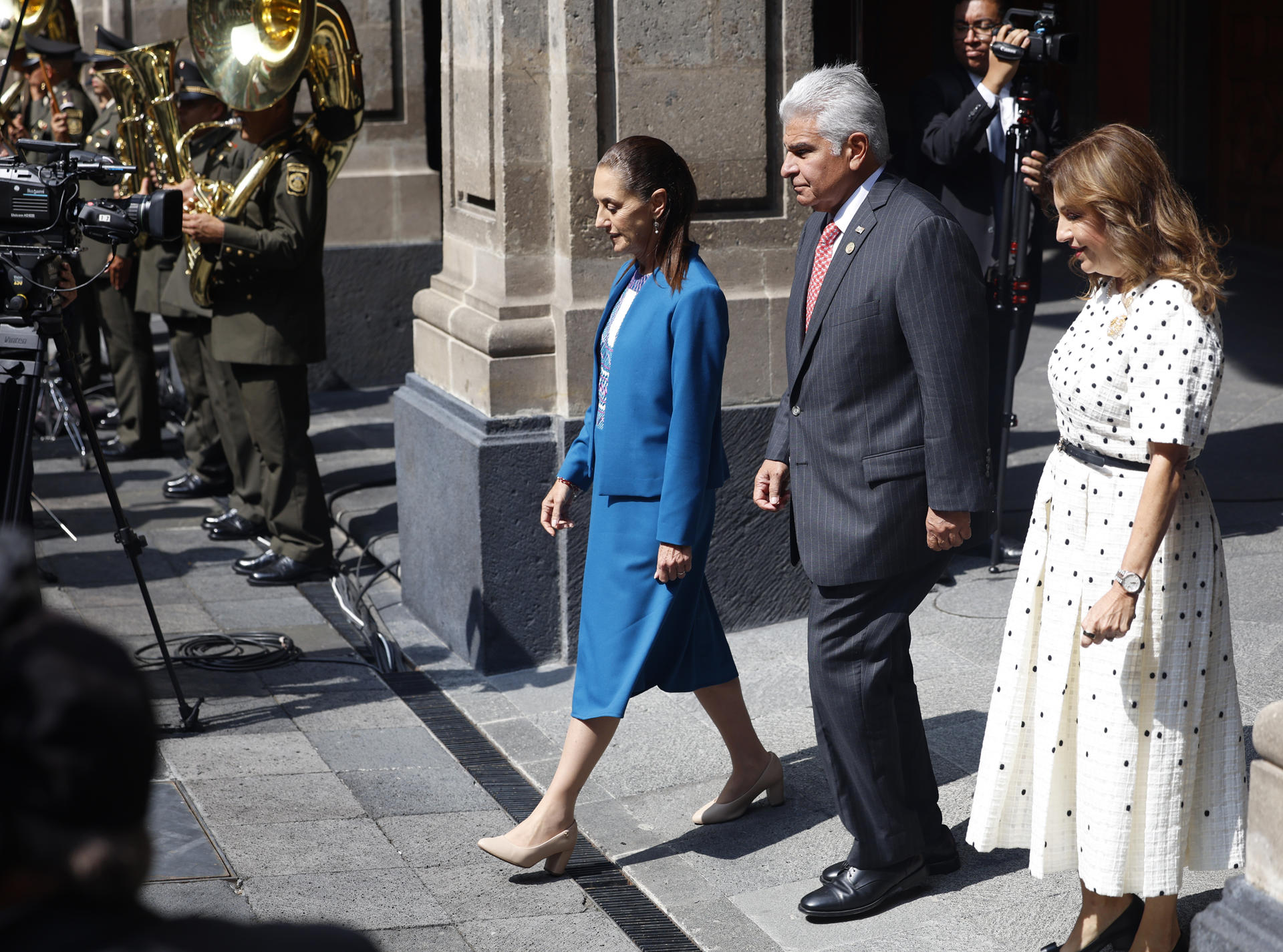 La presidenta de México, Claudia Sheinbaum (i), camina junto a su homólogo de Panamá, José Raúl Mulino (c), y la primera dama de Panamá, Maricel Cohen, este miércoles en el Palacio Nacional de Ciudad de México (México). EFE/ Sáshenka Gutiérrez
