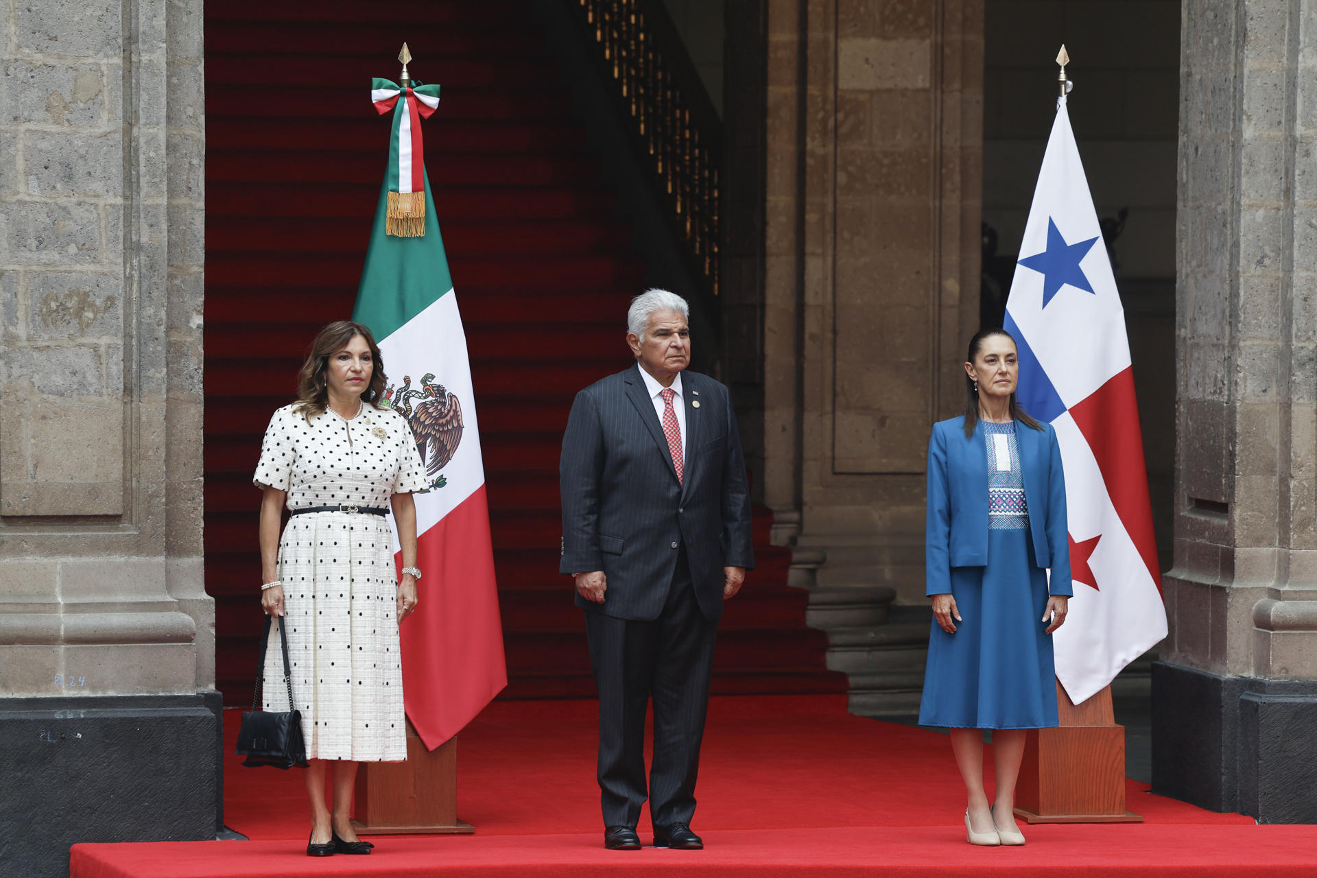 La presidenta de México, Claudia Sheinbaum (d), posa junto a su homólogo de Panamá, José Raúl Mulino (c), y la primera dama de Panamá, Maricel Cohen, este miércoles durante una visita oficial en el Palacio Nacional de Ciudad de México (México). EFE/ Sáshenka Gutiérrez
