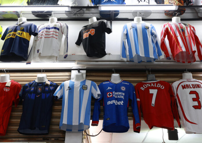 Fotografía que muestra camisetas de fútbol este martes, en un mercado de Ciudad de México (México). EFE/ Mario Guzmán
