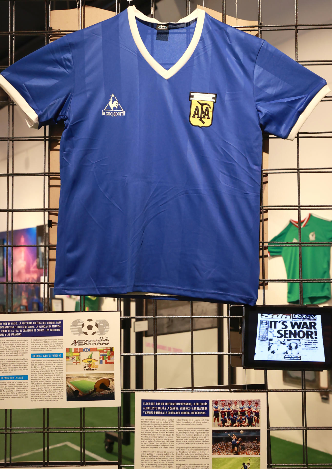 Fotografía que muestra una replica de la camiseta de la selección de Argentina del Mundial de 1986 exhibida este martes, en la Galería José María Velasco en Ciudad de México (México). EFE/ Mario Guzmán
