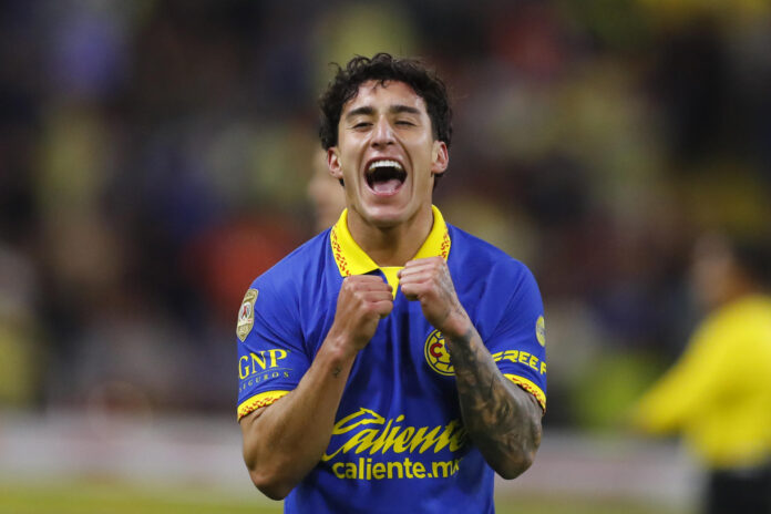 Fotografía de archivo de Alejandro Zendejas de América celebrando una anotación en el Estadio Jalisco, en Guadalajara, Jalisco (México). EFE/ Francisco Guasco
