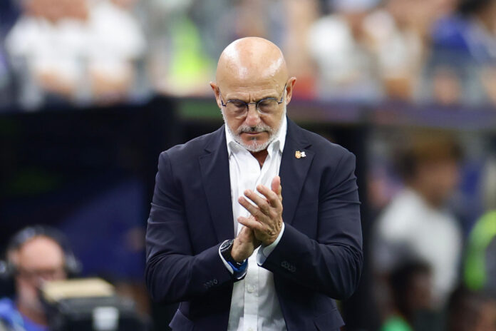 El entrenador de España, Luis De la Fuente, reacciona al ganar el partido de semifinales del Mundial de la FIFA 2026 entre Francia y España este martes, en el estadio AT&T en Arlington (Estados Unidos) EFE/ Carlos Ramirez
