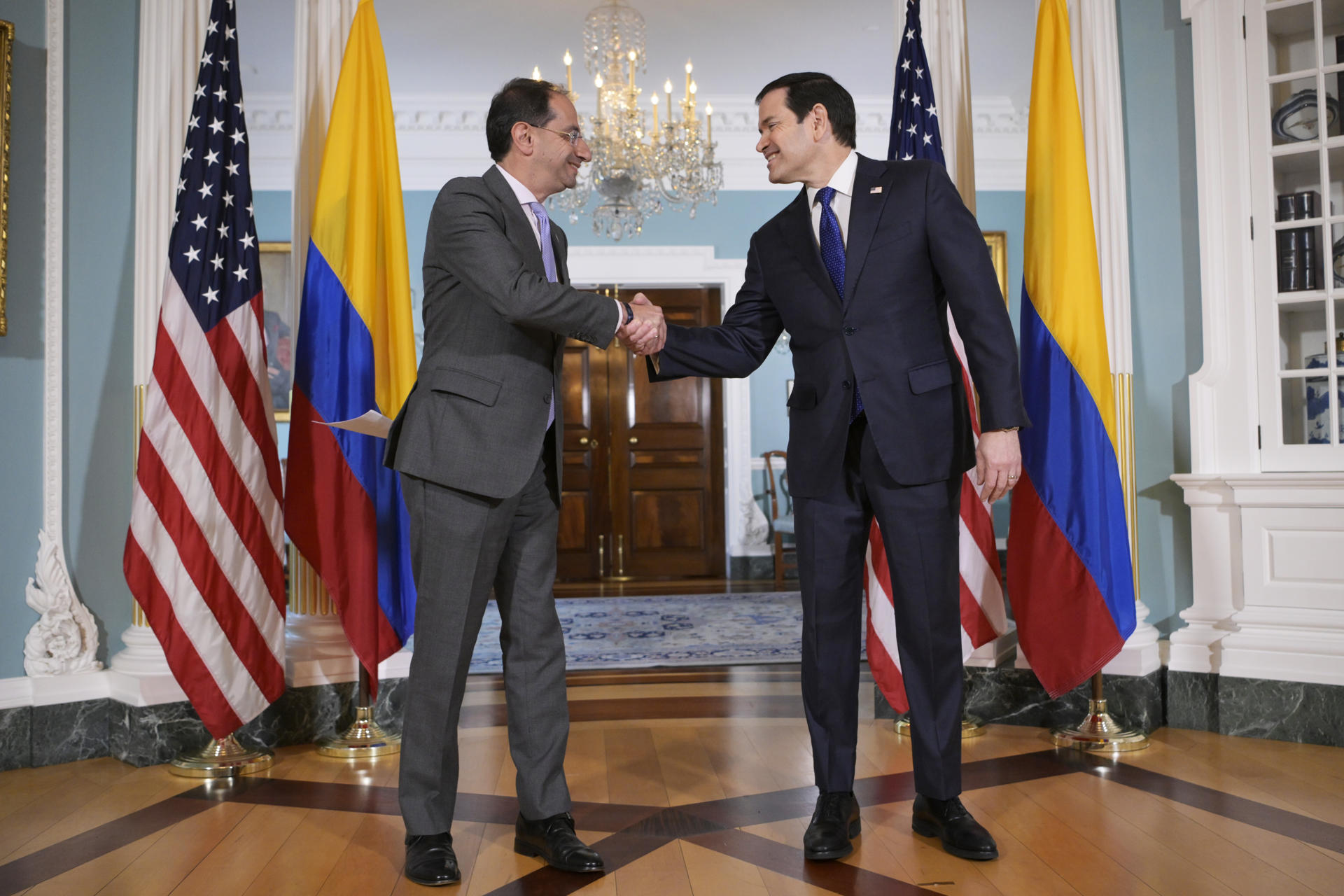 El secretario de Estado de Estados Unidos, Marco Rubio (d), posa junto al vicepresidente electo de Colombia, José Manuel Restrepo, previo a una reunión este miércoles, en el Departamento de Estado en Washington (Estados Unidos). EFE/Lenin Nolly
