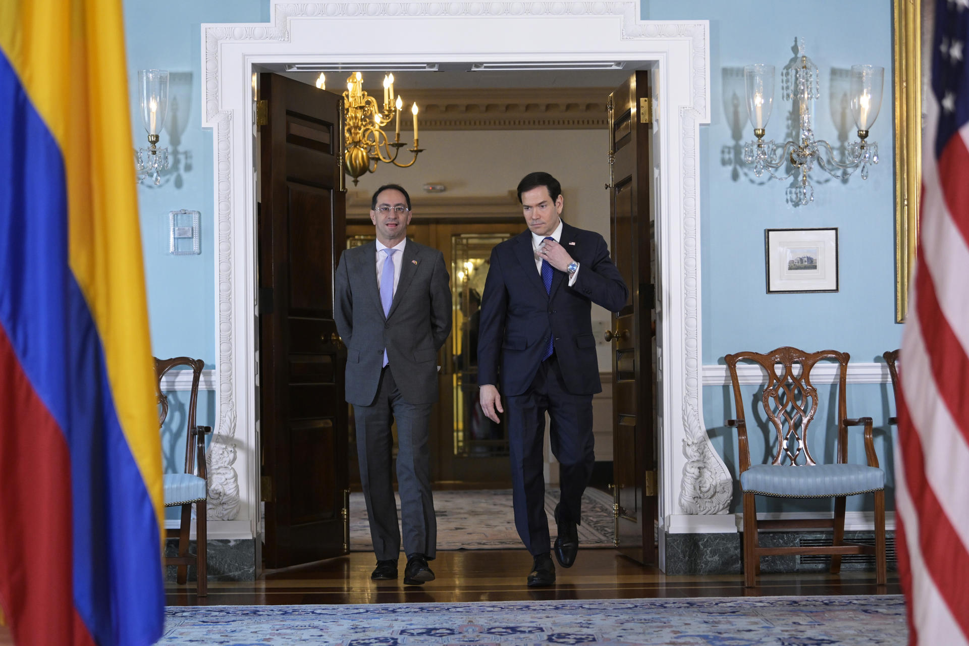 El secretario de Estado de Estados Unidos, Marco Rubio (d), camina junto al vicepresidente electo de Colombia, José Manuel Restrepo, previo a una reunión este miércoles, en el Departamento de Estado en Washington (Estados Unidos). EFE/Lenin Nolly

