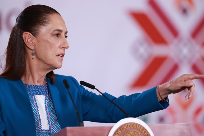La presidenta de México, Claudia Sheinbaum, habla durante una rueda de prensa este miércoles, en el Palacio Nacional de la Ciudad de México (México). EFE/ Mario Guzmán
