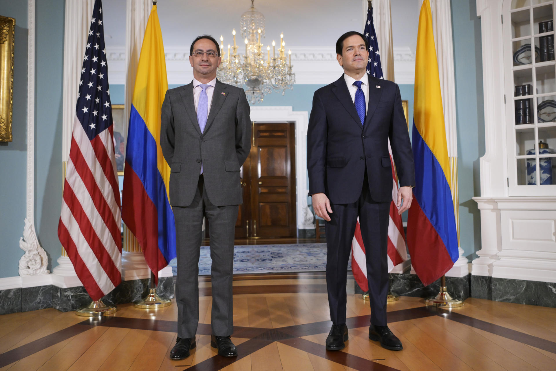 El secretario de Estado de Estados Unidos, Marco Rubio (d), posa junto al vicepresidente electo de Colombia, José Manuel Restrepo, previo a una reunión este miércoles, en el Departamento de Estado en Washington (Estados Unidos). EFE/Lenin Nolly
