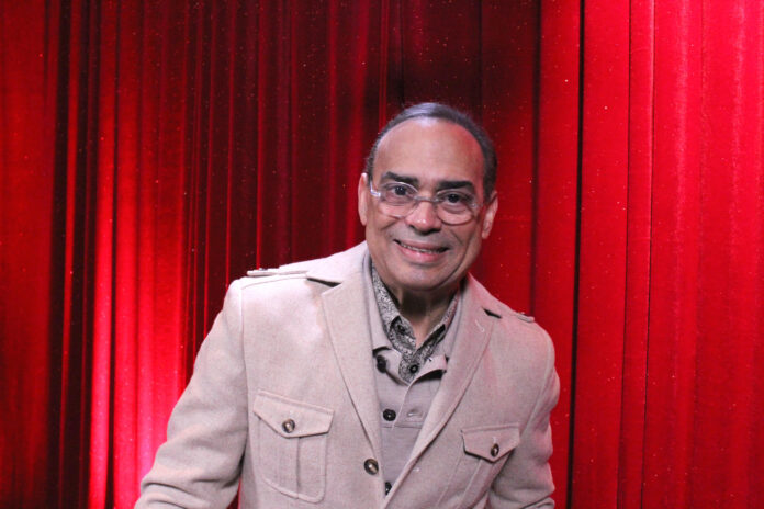 Fotografía de archivo del cantante puertorriqueño Gilberto Santa Rosa posando para EFE durante una entrevista en Miami, Florida. EFE/Pedro Pablo Cortés
