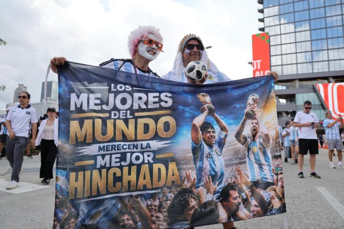 Hinchas argentino en los alrededores del estadio de Atlanta, USA. EFE/EPA/CRISTOBAL HERRERA-ULASHKEVICH
